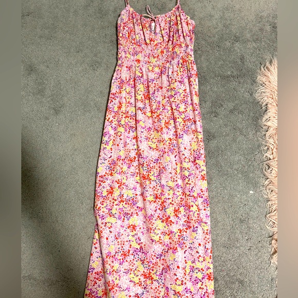 H&M Dresses & Skirts - H&M pink floral midi dress; suits and flatters the body well